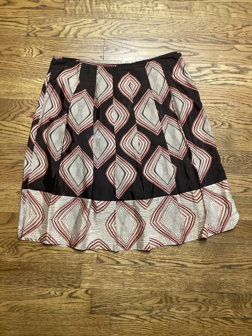Dana Buchman A-line pleated skirt with Retro geometric neutrals print Size 12
